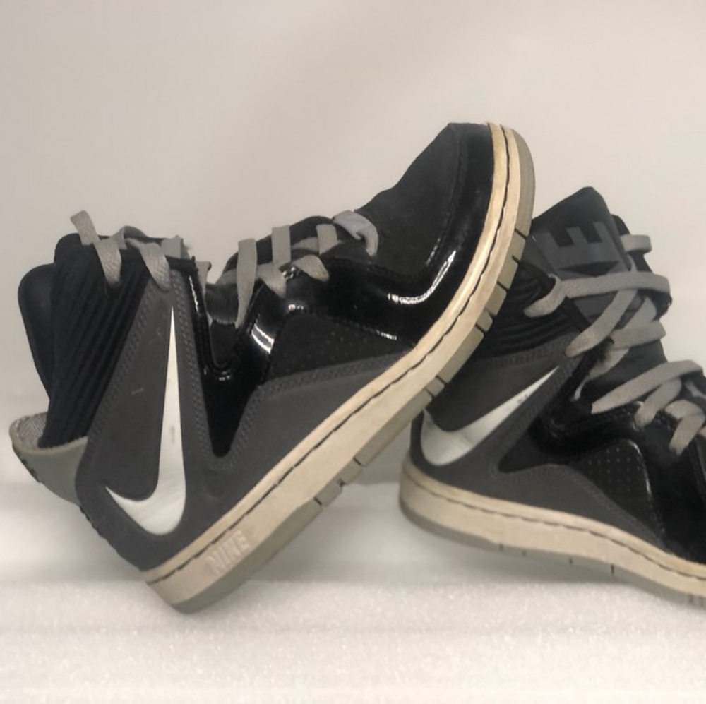 Retro 👟 Nike Black Grey & White • Size 4 Youth